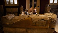 Arkeolog memeriksa sarkofagus di dalam Museum Mesir di Kairo, Mesir 12 Desember 2022.