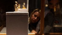 Sepasang suami istri melihat artefak firaun di dalam Museum Mesir di Kairo.