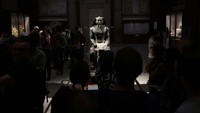 Turis melihat artefak firaun di dalam Museum Mesir di Kairo, Mesir 12 Desember 2022.
