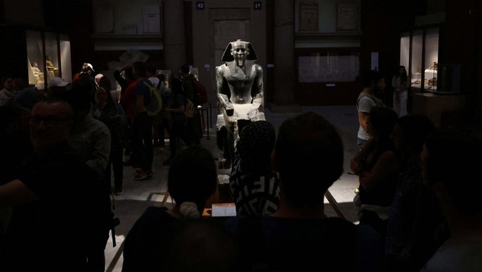 Melihat Koleksi Museum Mesir di Kairo A couple looks at a pharaonic artefact inside the Egyptian Museum in Cairo, Egypt December 12, 2022. REUTERS/Amr Abdallah Dalsh