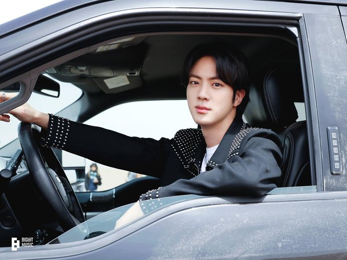 Member tertua Bangtan Sonyeondan (BTS), Kim Seokjin dijadwalkan berangkat wajib militer pada Selasa (13/12/2022) hari ini.
