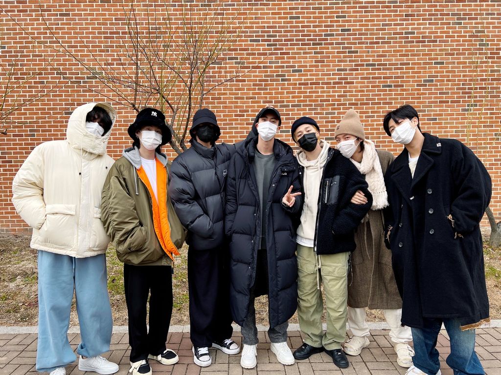 Member tertua Bangtan Sonyeondan (BTS), Kim Seokjin dijadwalkan berangkat wajib militer pada Selasa (13/12/2022) hari ini.