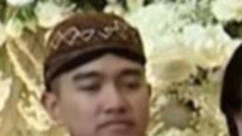 Saya yang nikah, saya yang nggak kelihatan pas lagi foto. Sabar. Foto: Twitter