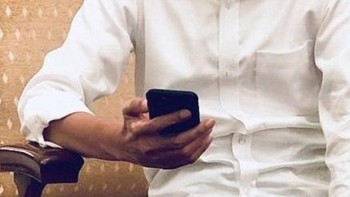 Presiden Jokowi yang mulai khawatir lihat kelakuan absurd dan jahilnya Kaesang. Foto: Twitter