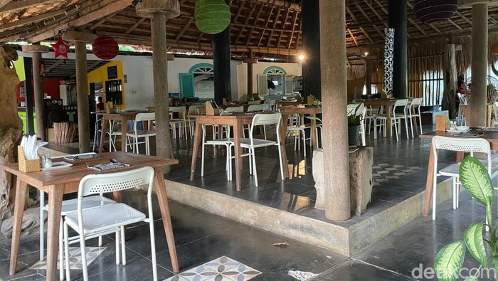 Berkunjung ke Pulau Sumba, NTT, tidak ada salahnya mampir ke resto yang satu ini. Resto dengan tampilan rumah adat Sumba ini menyajikan beragam menu Indonesia hingga luar negeri. Pizza menjadi andalan.