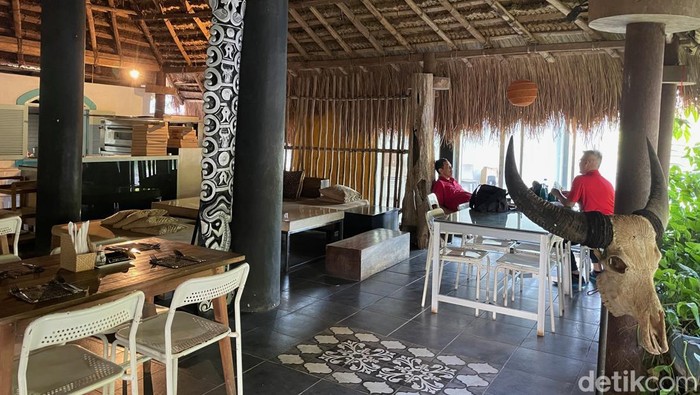 Mencicipi Pizza Asli Italia di Sumba Berkunjung ke Pulau Sumba, NTT, tidak ada salahnya mampir ke resto yang satu ini. Resto dengan tampilan rumah adat Sumba ini menyajikan beragam menu Indonesia hingga luar negeri. Pizza menjadi andalan.