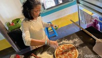 Makanan paling terkenal dan menjadi favorit di restoran ini adalah Italian Pizza.  