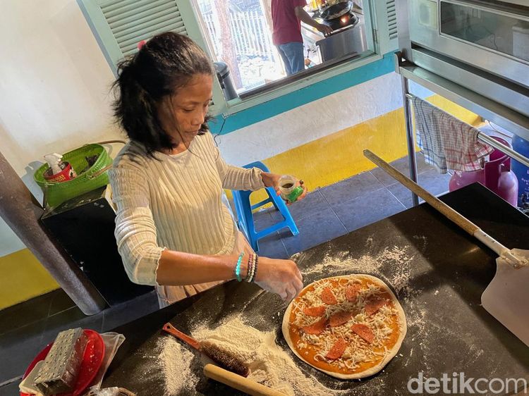 Mencicipi Pizza Asli Italia di Sumba