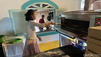 Tidak hanya mencicipi, di restoran ini pengunjung juga bisa melihat pembuatan pizza tersebut. Adalah Mama Ima sang pemilik sekaligus koki yang memperlihatkan keahliannya dalam membuat pizza.