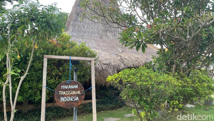 Berkunjung ke Pulau Sumba, NTT, tidak ada salahnya mampir ke resto yang satu ini. Resto dengan tampilan rumah adat Sumba ini menyajikan beragam menu Indonesia hingga luar negeri. Pizza menjadi andalan.