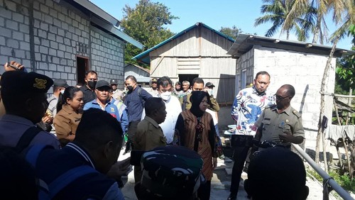 Mensos Tri Rismaharini menyerahkan kunci rumah kepada 8 KK di Kelurahan Babau, Kecamatan Kupang Timur, Kabupaten Kupang, NTT Selasa (13/12/2022).
