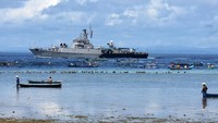 KRI Untung Surapati melintas di antara perahu nelayan saat berparade pada acara puncak peringatan Hari Nusantara di Marina Togo Mowondu, Pulau Wangi-Wangi, Wakatobi, Sulawesi Tenggara, Selasa (13/12/2022).