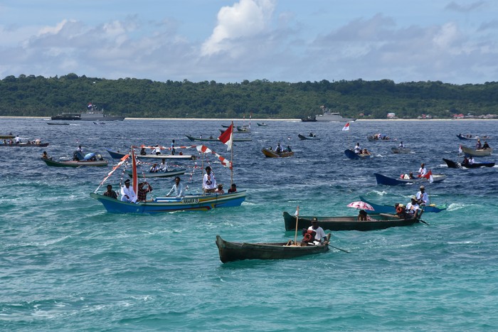 Prajurit TNI melakukan aksi terjun payung pada acara puncak peringatan Hari Nusantara di Marina Togo Mowondu, Pulau Wangi-Wangi, Wakatobi, Sulawesi Tenggara, Selasa (13/12/2022). Puncak peringatan Hari Nusantara tersebut diisi dengan atraksi Sailing Pass KRI,  parade 1000 perahu, aksi Terjun Payung, atraksi Flying Pass Sukhoi, serta pagelaran tari kolosal. ANTARA FOTO/Indrianto Eko Suwarso/aww.