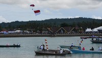 Prajurit TNI melakukan aksi terjun payung pada acara puncak peringatan Hari Nusantara di Marina Togo Mowondu, Pulau Wangi-Wangi, Wakatobi, Sulawesi Tenggara, Selasa (13/12/2022).