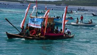 Sejumlah perahu nelayan dan warga berparade pada acara puncak peringatan Hari Nusantara di Marina Togo Mowondu, Pulau Wangi-Wangi, Wakatobi, Sulawesi Tenggara, Selasa (13/12/2022).