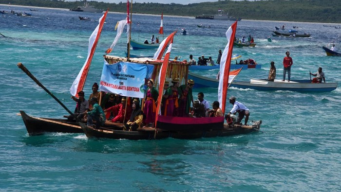 Meriahnya Puncak Hari Nusantara di Wakatobi Prajurit TNI melakukan aksi terjun payung pada acara puncak peringatan Hari Nusantara di Marina Togo Mowondu, Pulau Wangi-Wangi, Wakatobi, Sulawesi Tenggara, Selasa (13/12/2022). Puncak peringatan Hari Nusantara tersebut diisi dengan atraksi Sailing Pass KRI, parade 1000 perahu, aksi Terjun Payung, atraksi Flying Pass Sukhoi, serta pagelaran tari kolosal. ANTARA FOTO/Indrianto Eko Suwarso/aww.