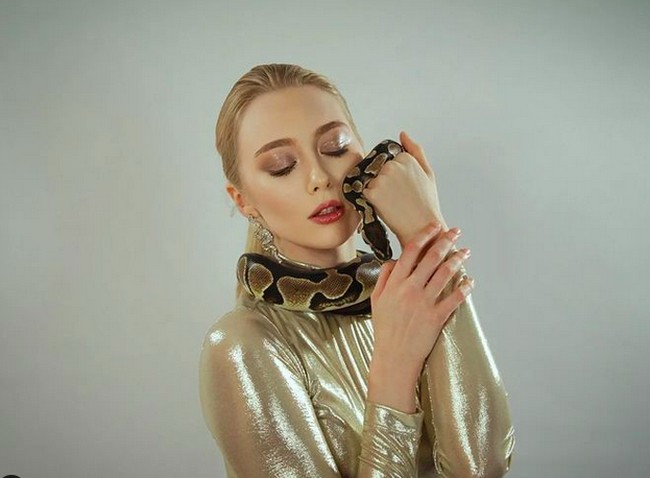 Sebagai pecinta fauna, Jasmin nyaman untuk melakukan sesi pemotretan dengan berbagai hewan. Tanpa terkecuali ular, seperti di pemotretan ini. (Foto: Instagram/@jasminselberg)