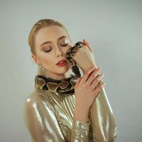 Sebagai pecinta fauna, Jasmin nyaman untuk melakukan sesi pemotretan dengan berbagai hewan. Tanpa terkecuali ular, seperti di pemotretan ini. (Foto: Instagram/@jasminselberg)