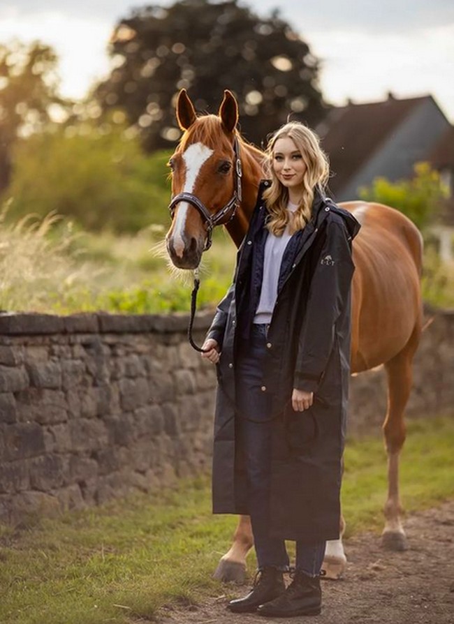 Siapa yang menyangka kalau Jasmin punya hobi berkuda. Dalam sebuah unggahan di Instagram, ia menulis mulai menyukai olahraga ini sejak 2006. Bisa memiliki kuda sebagai teman adalah sebuah anugerah terindah di dunia ini, tulisnya. (Foto: Instagram/@jasminselberg)