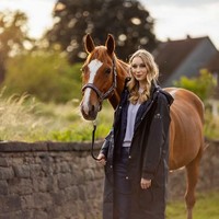 Siapa yang menyangka kalau Jasmin punya hobi berkuda. Dalam sebuah unggahan di Instagram, ia menulis mulai menyukai olahraga ini sejak 2006. Bisa memiliki kuda sebagai teman adalah sebuah anugerah terindah di dunia ini, tulisnya. (Foto: Instagram/@jasminselberg)