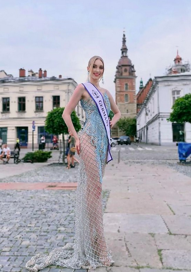 Wanita 23 tahun ini mengalahkan 65 kandidat lain. Sementara itu wakil Indonesia, Cindy May McGuire, belum berhasil membawa kemenangan. Langkahnya terhenti setelah tidak lolos ke Top 15 alias tidak mendapat placement. (Foto: Instagram/@jasminselberg)