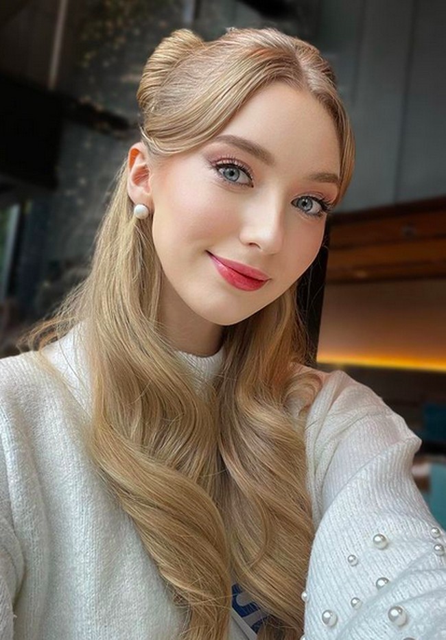 Kecantikannya sukses memukau netizen di media sosial. Kolom komentar untuk foto ini di Instagram-nya penuh dengan pujian yang menyebutnya bak boneka. Barbieee, tulis seorang fans. (Foto: Instagram/@jasminselberg)