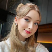 Kecantikannya sukses memukau netizen di media sosial. Kolom komentar untuk foto ini di Instagram-nya penuh dengan pujian yang menyebutnya bak boneka. Barbieee, tulis seorang fans. (Foto: Instagram/@jasminselberg)