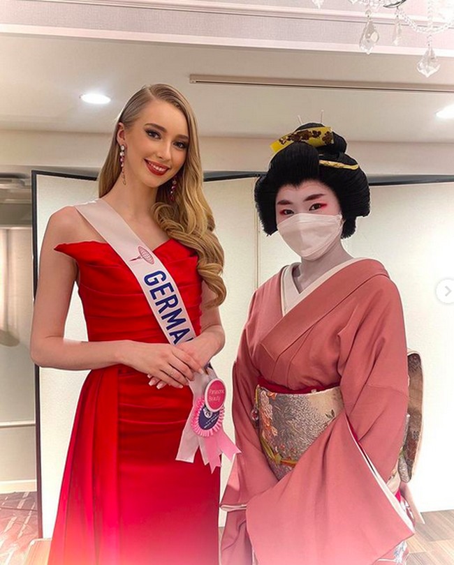 Jasmin Selberg sedang menyedot perhatian banyak pageant lovers. Pasalnya, ia baru saja menyandang gelar baru sebagai Miss International 2022. (Foto: Instagram/@jasminselberg)