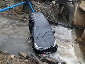 Mobil Terjun ke Sungai di Jayapura, 1 Orang Tewas-4 Lainnya Terluka