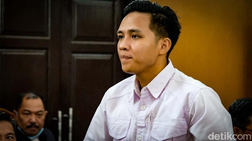 Terdakwa kasus pembunuhan berencana terhadap Brigadir Yosua, Putri Candrawathi meninggalkan ruang sidang usai skors di PN Jaksel, Selasa (13/12/2022).