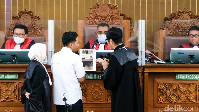 Terdakwa kasus pembunuhan berencana terhadap Brigadir Yosua, Putri Candrawathi meninggalkan ruang sidang usai skors di PN Jaksel, Selasa (13/12/2022).