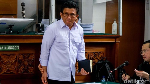 Terdakwa kasus pembunuhan berencana terhadap Brigadir Yosua, Putri Candrawathi meninggalkan ruang sidang usai skors di PN Jaksel, Selasa (13/12/2022).