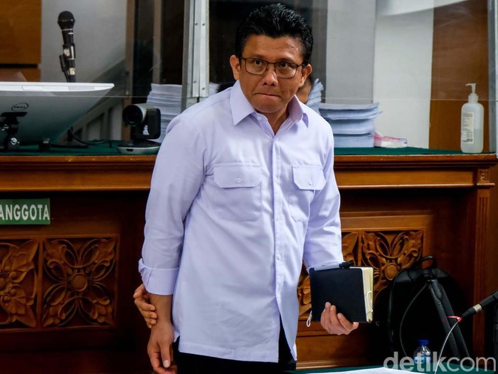 Terdakwa kasus pembunuhan berencana terhadap Brigadir Yosua, Putri Candrawathi meninggalkan ruang sidang usai skors di PN Jaksel, Selasa (13/12/2022).