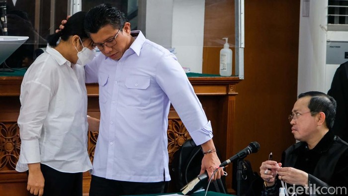 Terdakwa kasus pembunuhan berencana terhadap Brigadir Yosua, Putri Candrawathi meninggalkan ruang sidang usai skors di PN Jaksel, Selasa (13/12/2022).
