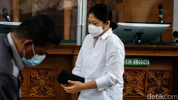Terdakwa kasus pembunuhan berencana terhadap Brigadir Yosua, Putri Candrawathi meninggalkan ruang sidang usai skors di PN Jaksel, Selasa (13/12/2022).