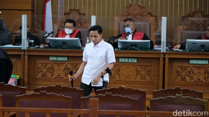 Momen Eliezer Bersaksi untuk Ferdy Sambo dan Putri Candrawathi Terdakwa kasus pembunuhan berencana terhadap Brigadir Yosua, Putri Candrawathi meninggalkan ruang sidang usai skors di PN Jaksel, Selasa (13/12/2022).