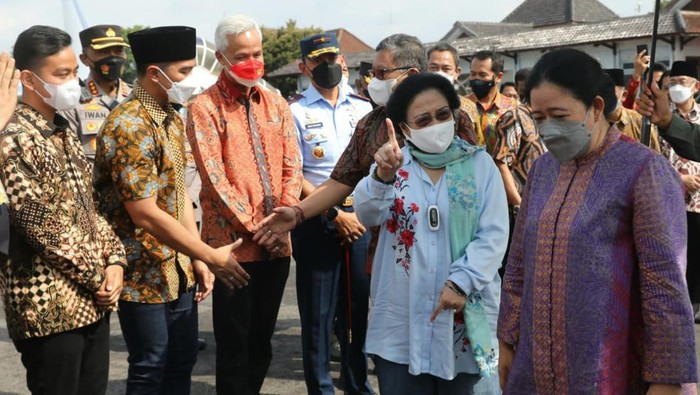 Momen Ganjar Pranowo mengantar Megawati dan Puan Maharani di Bandara Adi Soemarmo, Boyolali, Senin (12/12/2022).
