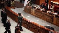 Yudo Margono juga memberikan hormat kepada pimpinan DPR.