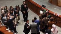 Sejumlah anggota DPR berfoto dengan Laksamana Yudo Margono.