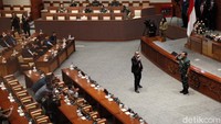 Ketua DPR RI Puan Maharani memperkenalkan Laksamana Yudo Margono sebagai Panglima TNI yang baru saat rapat paripurna. Laksamana Yudo Margono langsung memberikan hormat di hadapan anggota DPR RI yang hadir fisik.