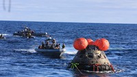 Setelah sukses splashdown di Samudera Pasifik, Orion akan dipandu oleh tim Landing and Recovery NASA, US Navy dan Departemen Pertahanan untuk dimuat di kapal induk USS Portland yang sudah bersiaga di dekat lokasi splashdown. (Foto: NASA/Josh Valcarcel /NASA/Josh Valcarcel)