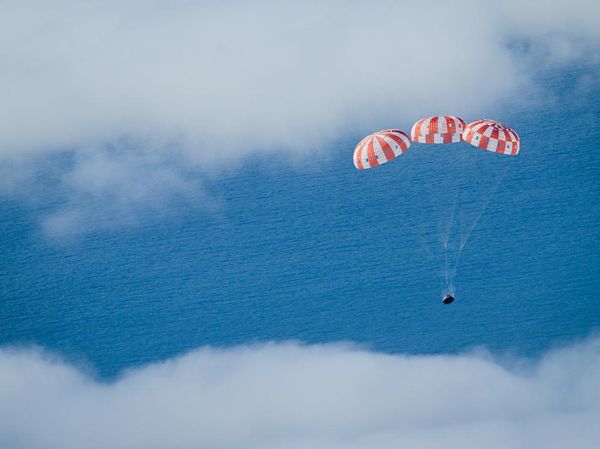 Potret Detik-detik Kapsul Orion Splashdown di Bumi, Usai Jalan-jalan dari Bulan