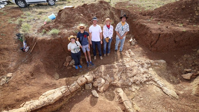Paleontologi Australia Temukan Fosil Reptil Laut Berusia 100 Tahun Queensland Museum Network palaeontologists led by Dr Espen Knutsen, pose for a picture at the site where they claim to have unearthed fossils of a 100-million-year-old long-necked marine reptile, in Mckinlay, Queensland, Australia October 4, 2022. Queensland Museum/Handout via REUTERS THIS IMAGE HAS BEEN SUPPLIED BY A THIRD PARTY. NO RESALES. NO ARCHIVES. MANDATORY CREDIT