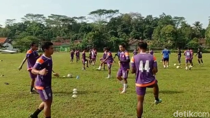 Para pemain PSGC Ciamis berlatih sambil menunggu kepastian Liga 3.