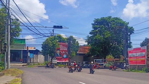 Para pengendara yang melewati simpang tiga jalan Veteran, Karangasem harus berhenti sejenak untuk melihat situasi sebelum lewat akibat traffic light padam (foto: I Wayan Selamat Juniasa)