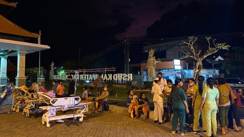 Pasien RSUD Karangasem dirawat di luar karena gempa mengguncang Gumi Lahar, Selasa (13/12/2022).