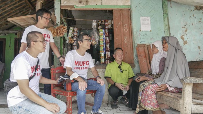 Pedagang di Mauk dapat Kado Renovasi Warung MUFG Bank Executive Officer Country Head of Indonesia Kazushige Nakajima (ketiga kanan), beserta beberapa jajaran Manajemen MUFG Bank, General Manager Habitat for Humanity Indonesia Abraham Tulung (kiri), Kepala Dusun Marsaid (kedua kanan) menyapa salah satu peserta pelatihan literasi keuangan saat acara Peresmian Secara Simbolik Tahap-2 Program MUFG Bank Sejahterahkan warga Desa Kedung Dalem, Kecamatan Mauk, Kabupaten Tangerang, (10/12/2022).