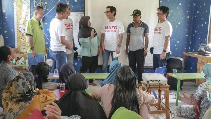 MUFG Bank Executive Officer Country Head of Indonesia Kazushige Nakajima (ketiga kanan), beserta beberapa jajaran Manajemen MUFG Bank, General Manager Habitat for Humanity Indonesia Abraham Tulung (kiri), Kepala Dusun Marsaid (kedua kanan) menyapa salah satu peserta pelatihan literasi keuangan saat acara Peresmian Secara Simbolik Tahap-2 Program MUFG Bank Sejahterahkan warga Desa Kedung Dalem, Kecamatan Mauk, Kabupaten Tangerang, (10/12/2022).
