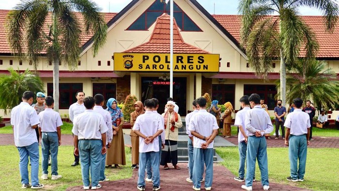 Pelajar di Jambi diamankan polisi karena membawa senjata tajam. (Foto: Istimewa)