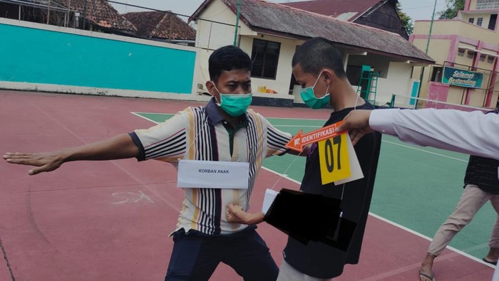 Pelaku memeragakan pukulan ke ulu hati yang menewaskan anak di Lamongan saat latihan silat
